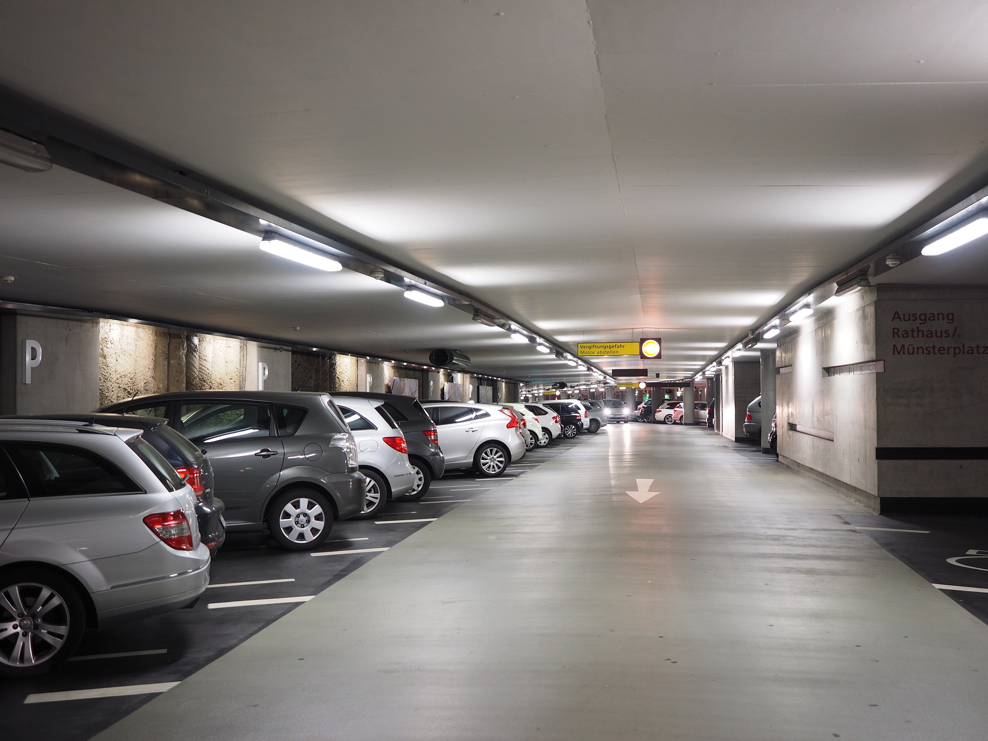 multi-storey-car-park-g685fb0bd0_1920